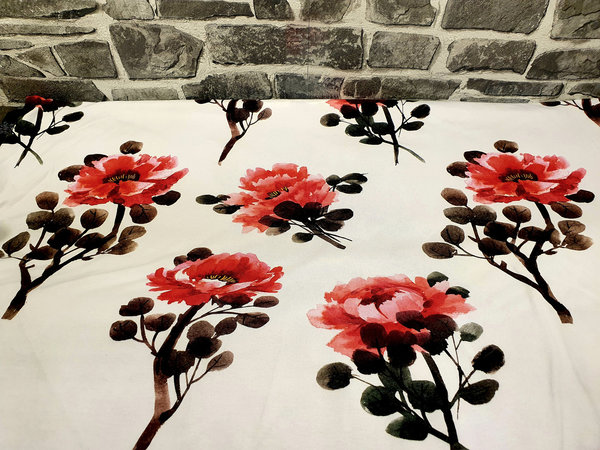 Schwarz rote Blumen auf Weiß